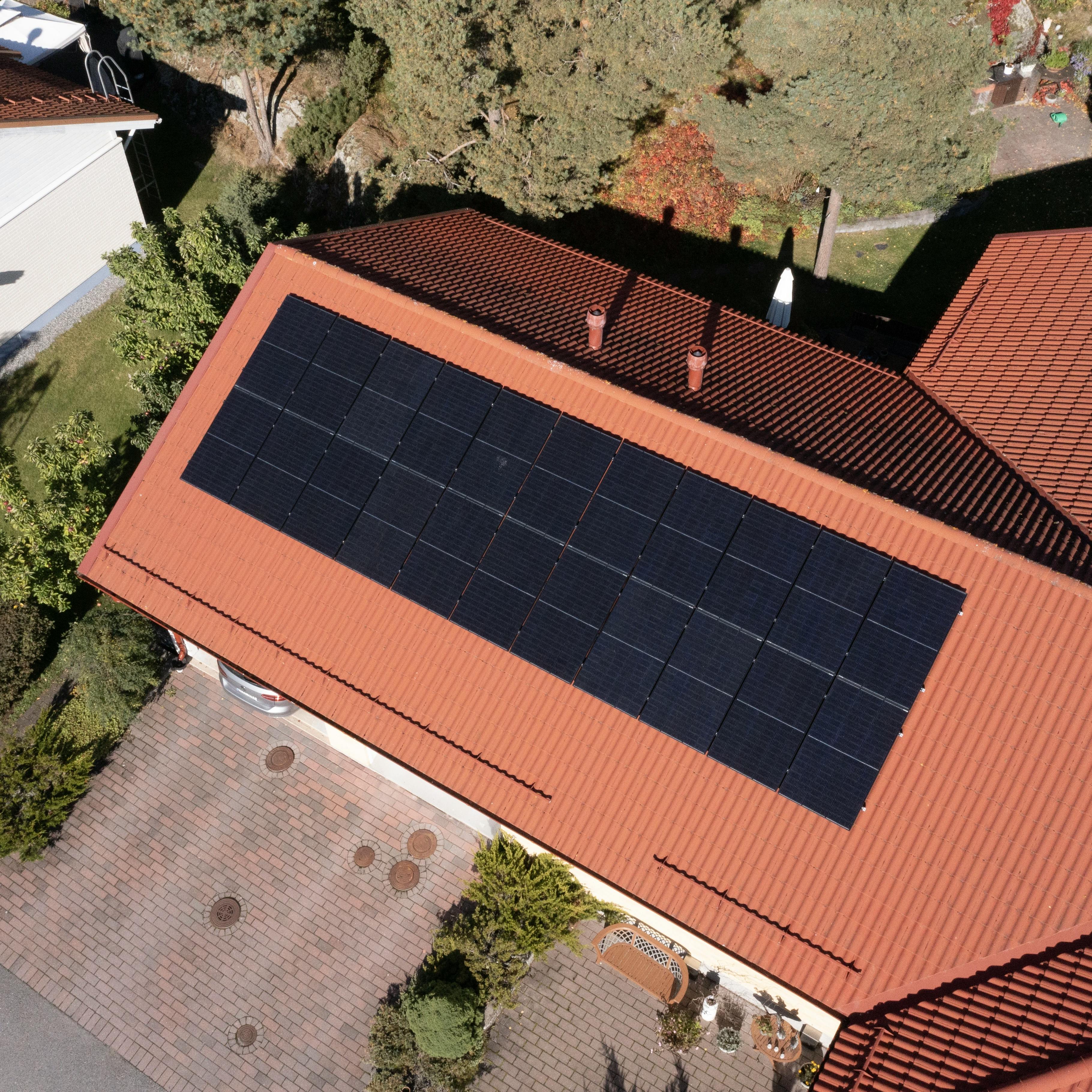 Aurinkopaneelijärjestelmä asennettuna tiilikatolle